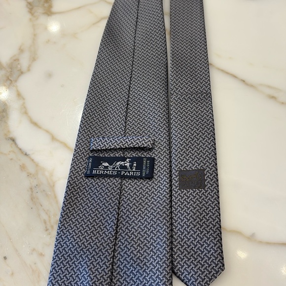 Hermes Gray Logo Tie—STUNNING!!  Beautiful Colors & Design—Excellent, Like New! - Picture 5 of 11